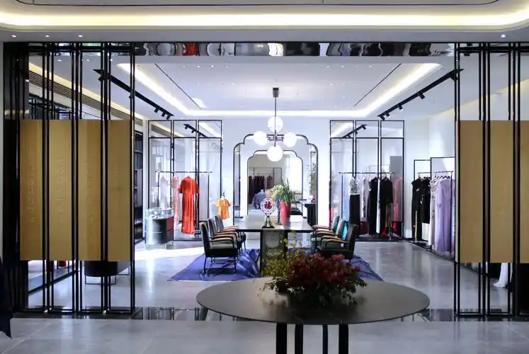 金剪裁云霓,华服醉棠吟 ——访江苏金剪刀服饰有限公司董事长鲍洪尚