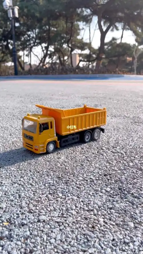 男孩子喜欢的自卸大卡车玩具