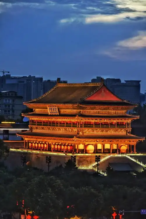 西安市地标建筑始建于明洪武十七年公元1384元是中国现存钟楼中形制最