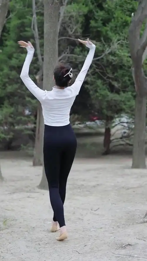 喜欢背影的扣喜欢,不喜欢背影的扣好看#魔性舞蹈#今日份舞蹈打卡