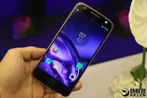 9月6日,联想终于在国内市场推出了moto z系列,除了带来跟三星note 7和