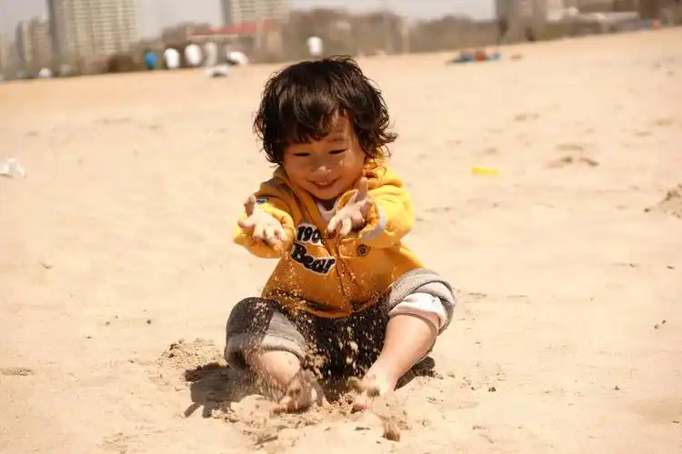 海滨玩沙子的小美女