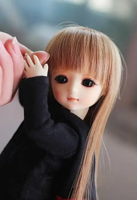 微笑中带着点忧伤的小小芭比娃娃