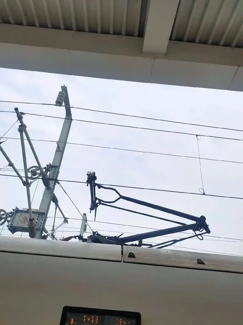 受电弓在恶劣天气不能有效接触电网,在冻雨面前直流融冰技术也不 - 抖