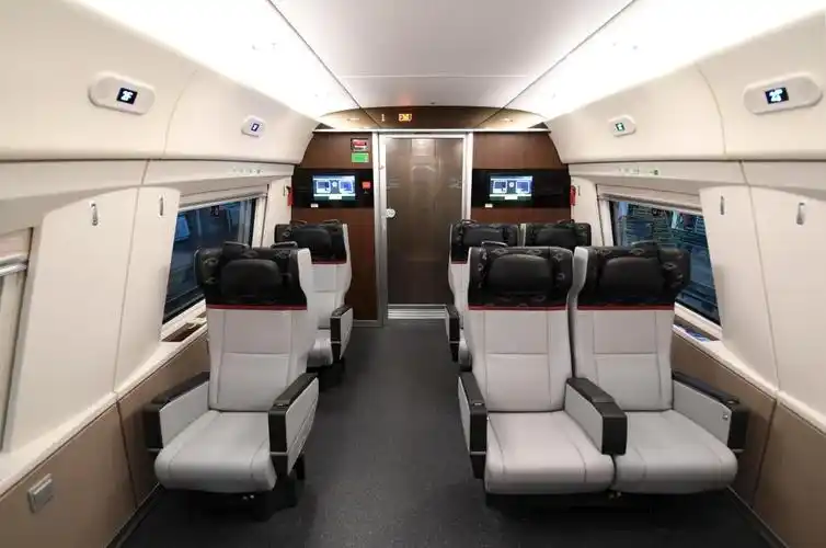 高清大图来了雅万高铁高速动车组在青岛下线