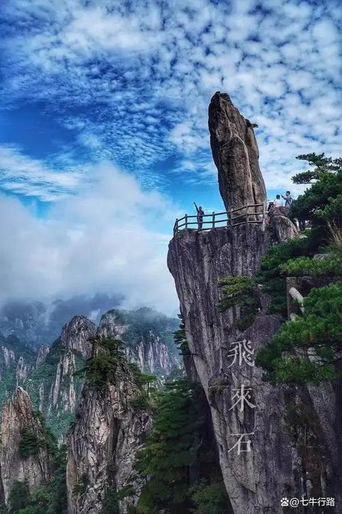 黄山看景,就是在欣赏一幅水墨画的创作过程