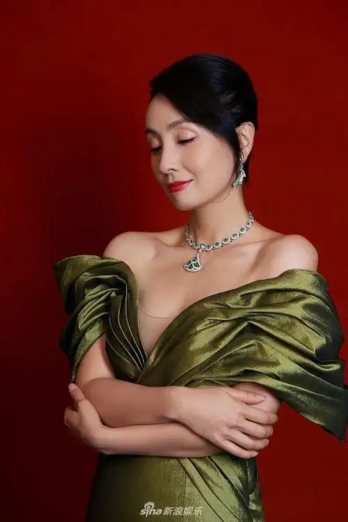 陶虹着牛油果绿深v礼服优雅大气 大秀香肩女人味十足