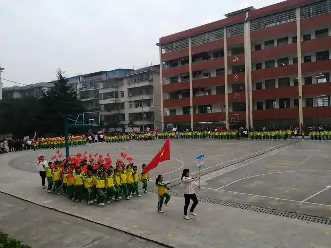隆回县东兴中学小学部举行大课间展示活动