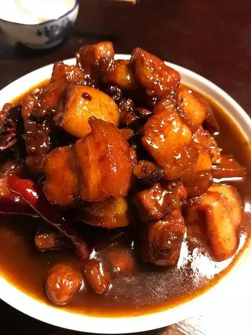 这是因为饭店里的炖肉烹制过程中有一些技巧,需要一定的经验和技能.