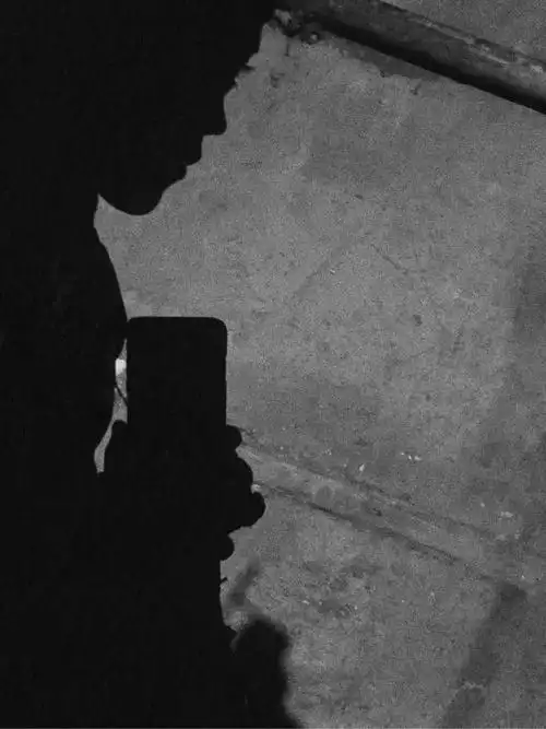 怎么在夜晚独自一个人的时候拍自己的影子?