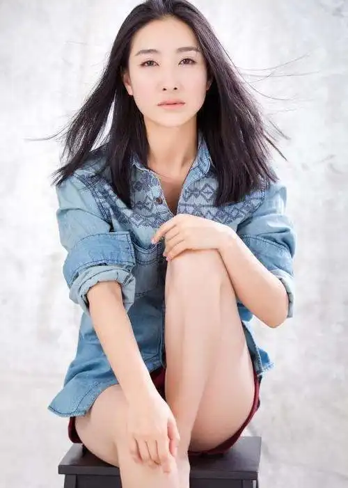 明星陶昕然,娱乐圈实力演员,清新秀丽,是具有潜力的女星