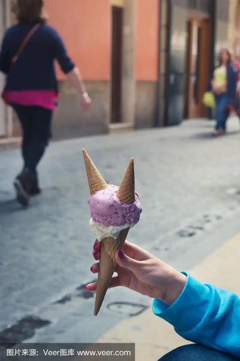 手里拿着冰淇淋的时髦女人.夏天
