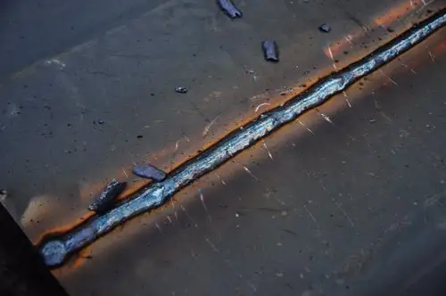 图为:船厂重工企业里,电焊师傅完成一道高质量的二氧焊接坡口.