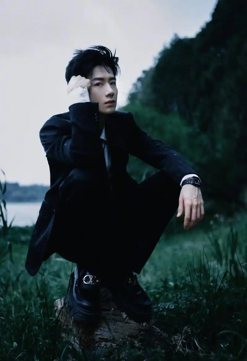 白敬亭 白衬衫黑西服简洁绅士,俊秀翩然的贵公子