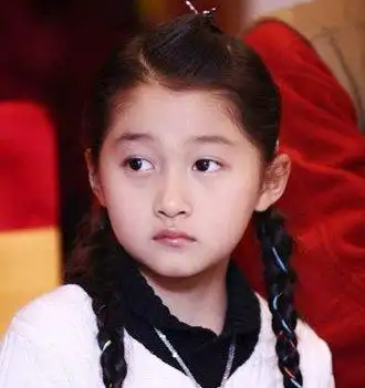 《无极》中那个小倾城了,除此之外,她塑造过的角色还有:《笑着活下去