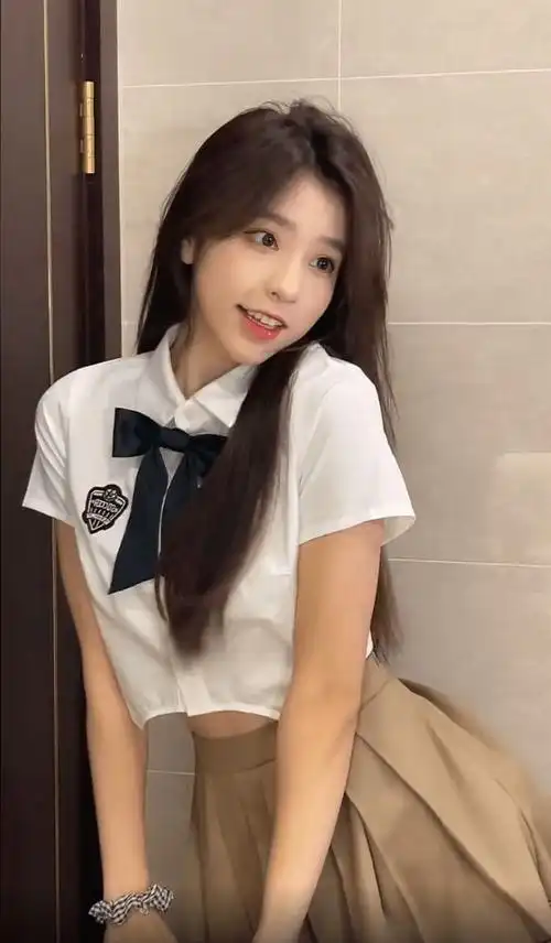 宅男女神刘思瑶游戏首秀,上来就是地狱难度,幸好有贵人相助