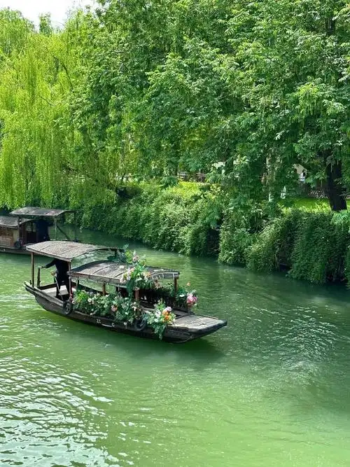 乌镇#漫步在乌镇的古街巷,宛如时光倒流,穿梭至明清江南水乡的稳後