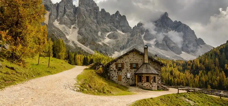 天空,云,山,树林,石头房子,道路,风景桌面壁纸