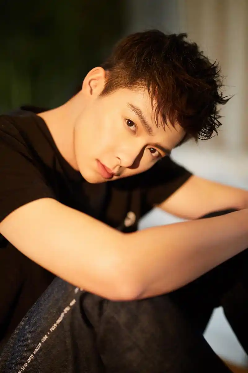 张铭恩现身vogue salon 化身心脏狙击手再展高恋商