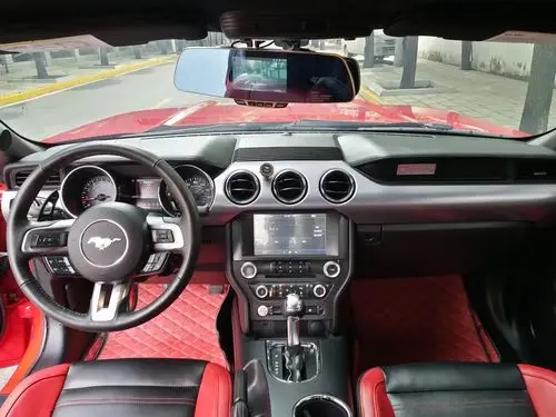 18934592345 张经理(同微信)可分期内饰方面:福特野马中控台搭配银色