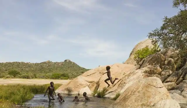 你看,在非洲大草原上,有这样一群光着膀子的男人,他们抽着烟喝着酒,小