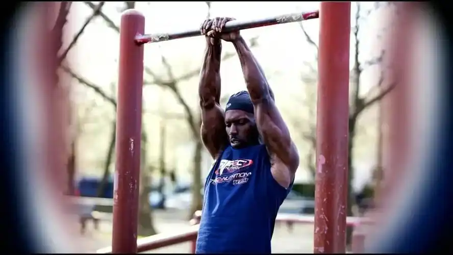 街健"纹身哥"克里斯,练出了一身穿衣显瘦脱衣有肉的迷人身材!