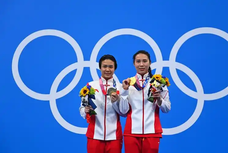 朝令夕改?东京奥运会允许运动员在领奖台短暂摘口罩_凤凰网