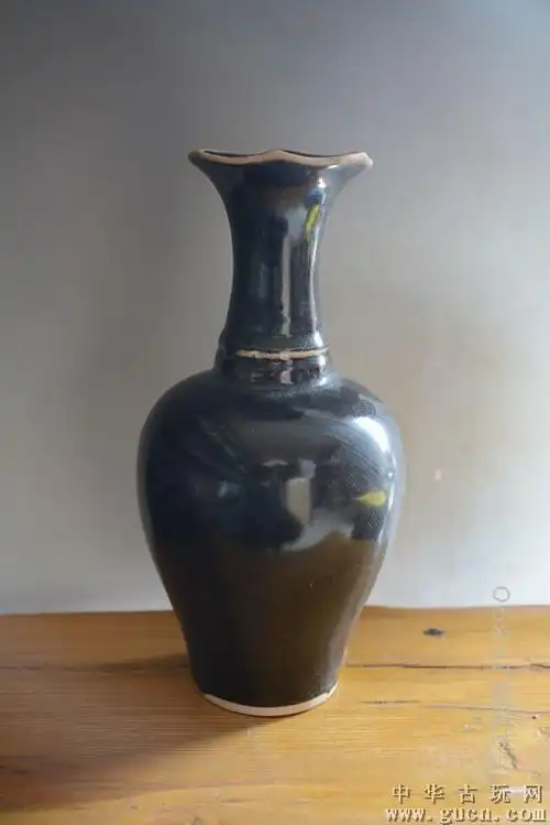 定窑黑釉花口瓶