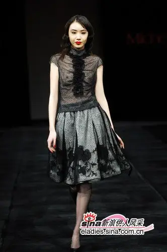 组图时装周透明薄纱服装流行8