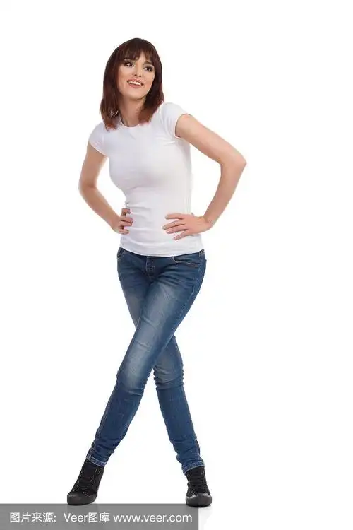 年轻女子双腿交叉站着,眼睛看向别处