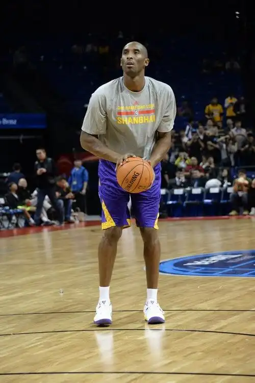 科比上场了!赛前投篮1小时 底角飚三分12中10