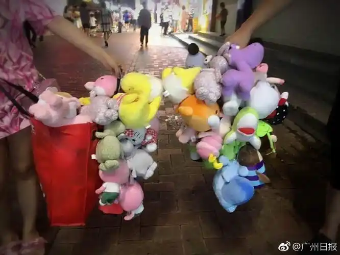 长沙"抓娃娃高手"走红 家中娃娃铺满床