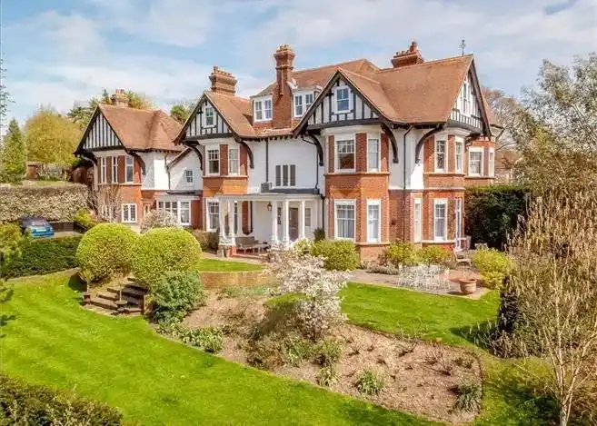 英国有名的富人区 萨里大学位于英格兰东南的萨里郡,距伦敦30分钟