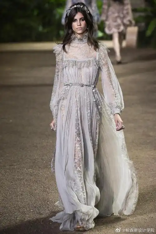 服装设计#elie saab 2016春季系列延续以往极致华丽的风格,仿佛一群