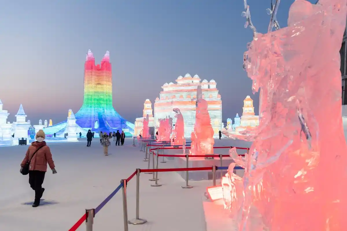 哈尔滨冰雪大世界:魅力冰雕引客来