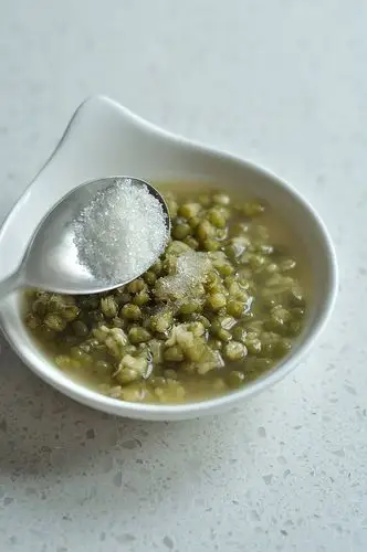 步骤4:把煮好的绿豆汤盛到干净小碗里,调入适量的白糖,放凉后即可食用