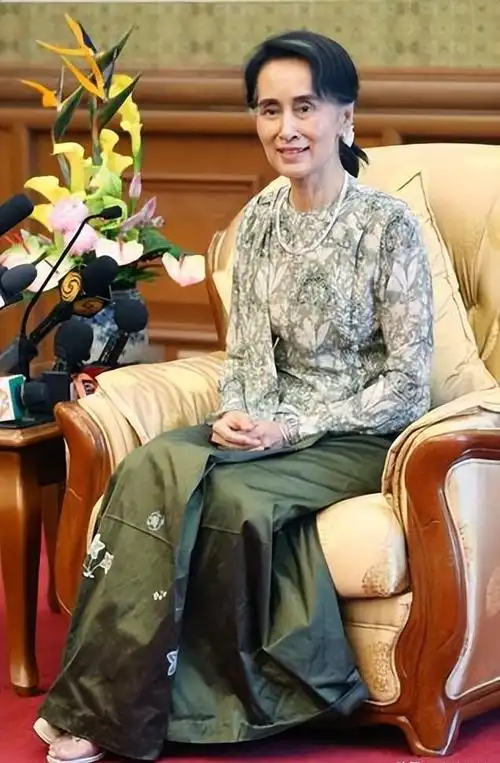 昂山素季,这位缅甸的知名人物,因政治原因遭受了长达六年的软禁.