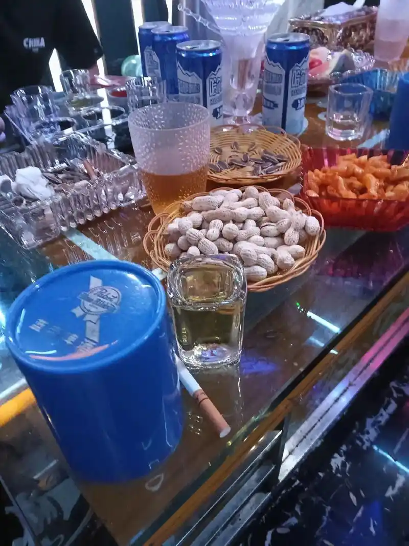 喝绝情的酒,抽断魂的烟,,听最伤心的歌., - 抖音