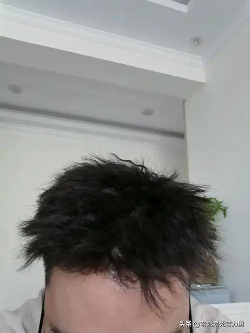 男生头顶平两边翘神似蜻蜓队长,希望通过新发型开启一段全新恋情