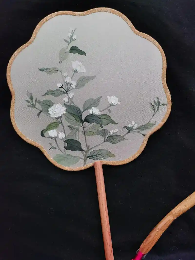手绘真丝绢扇茉莉花#手工制作小扇子 #古风扇子 #团扇手作  - 抖音