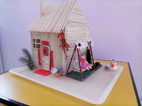 促进亲子间的感情,增加节日气氛,我园特开展"迎新年亲子手工作品制作