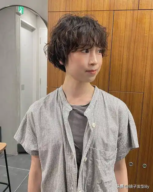 女士短发别乱整,蓬松烫刚刚好,不夸张很时尚_发型_女性_魅力