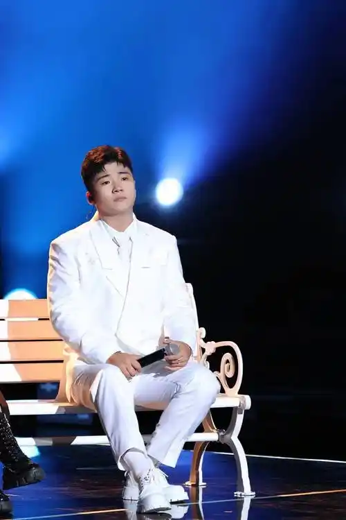 浙江卫视818汽车之夜,白小白唱演《欠你的婚礼》频登热搜 - 海报新闻