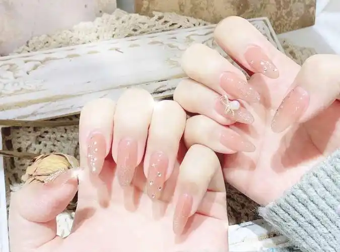2021时尚款粉色系镶钻美甲 【图】