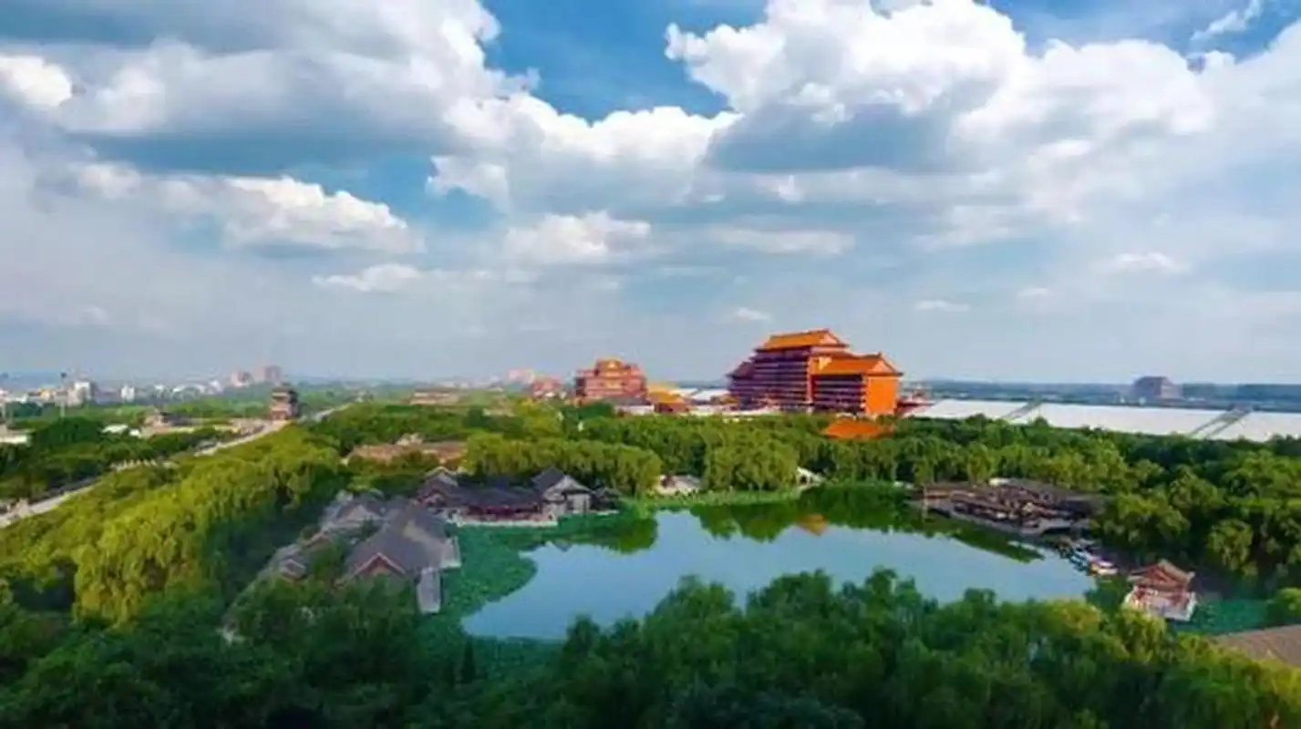 廊坊天下第一城坐落在河北省香河县安平开发区,由一个中心,五大景区