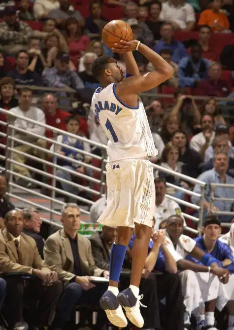 干拔跳投已经成了麦迪的标志,即使到了现在,比赛里哪位球员来个干拔