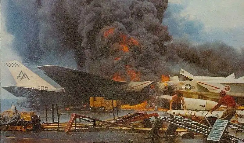 历史上最惨烈的美军航空母舰甲板爆炸事故记录