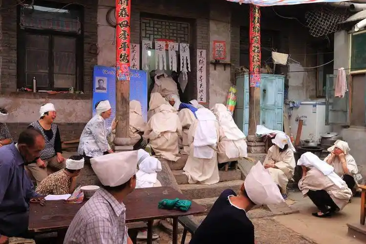 人死后为什么要盖脸穿寿衣守灵呢