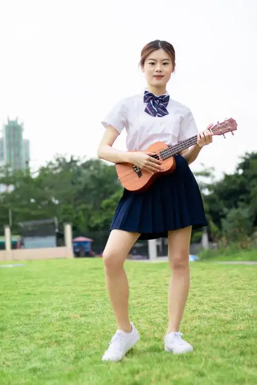 弹尤克里里的青年女性人像