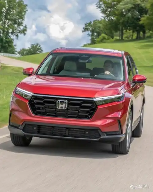 全新一代crv采用了本田最新的设计语言,外观上更加简约大气,同时融入